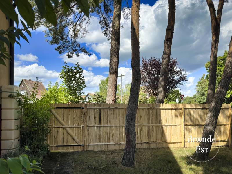 Portillon intégré dans une clôture en bois de châtaignier, installation artisanale à Scherwiller
