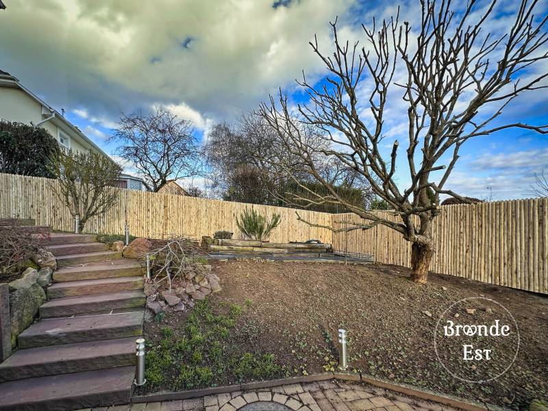 Pose de Clôture en Panneaux Jointifs Châtaignier Devant Muret pour une Occultation Naturelle à Wintzfelden