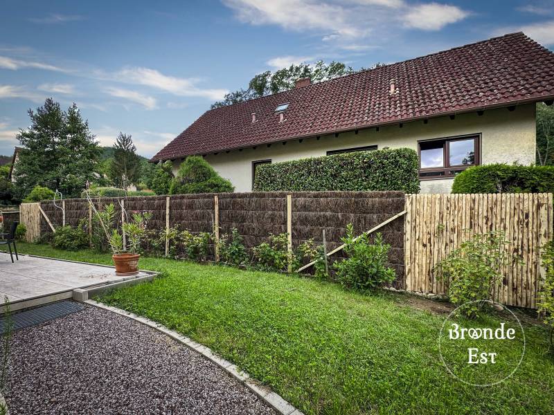 Clôture en brande de bruyère de 1,80 m mixée à deux panneaux châtaignier – Pose réalisée à Barr, au pied du château d’Andlau