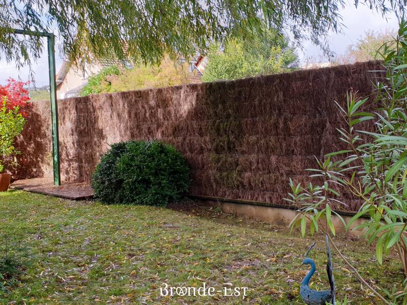 Clôture en Brande de bruyère dans un jardin sur un grillage rigide
