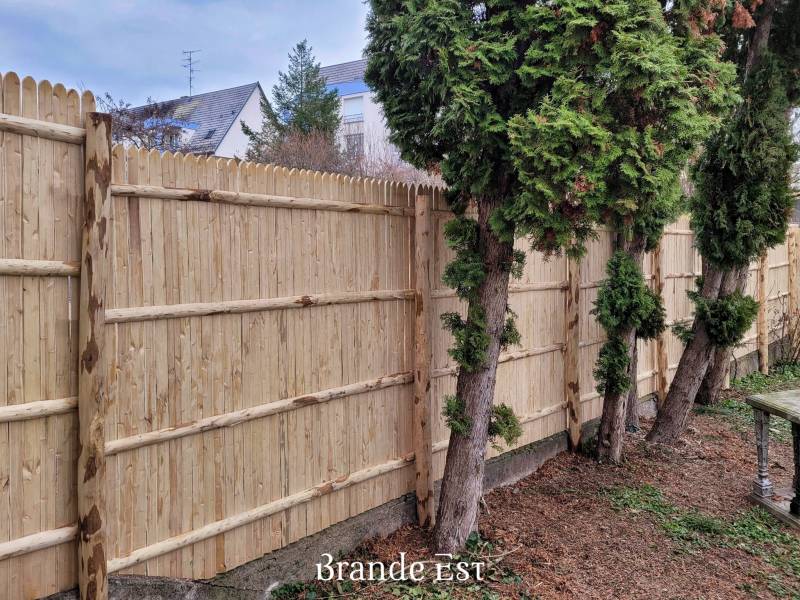 Pose d'une clôture en panneaux jointifs à Sélestat (67) en Alsace