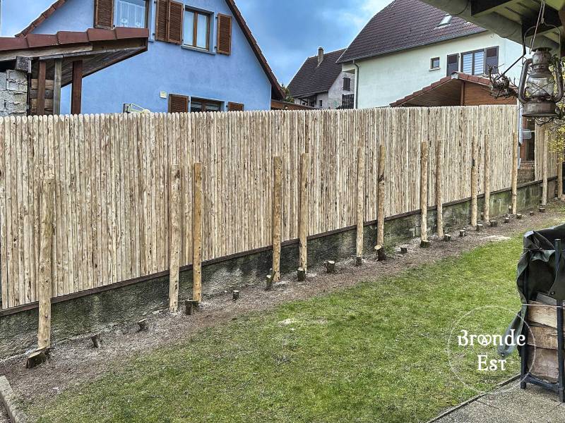 Détail des piquets de 3 m scellés chimiquement pour renforcer la tenue des panneaux châtaignier – Saverne
